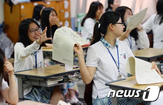 韩国举行“国家水平学业成就度评价”考试【组图】