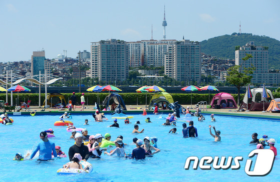 韩国迎酷暑 泳池海边成避暑胜地【组图】