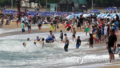 韩国迎酷暑 泳池海边成避暑胜地【组图】