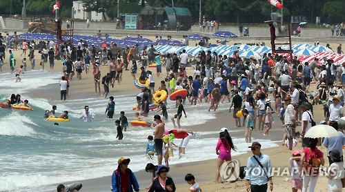 韩国迎酷暑 泳池海边成避暑胜地【组图】
