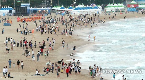 韩国迎酷暑 泳池海边成避暑胜地【组图】
