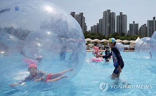 韩国迎酷暑 泳池海边成避暑胜地【组图】