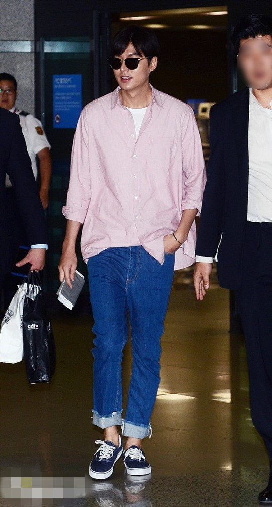 李敏镐返韩秀机场时尚：粉衬衫+牛仔裤【组图】