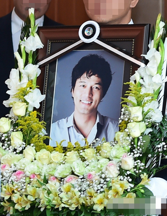 韩国自杀男星金成民出殡 张瑞希韩可露等悼念【组图】