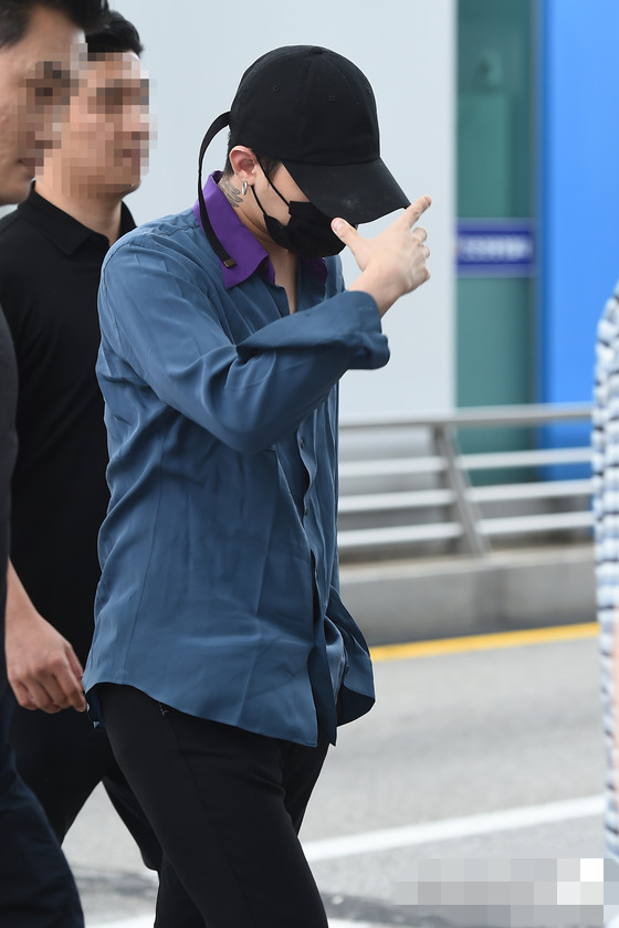 Bigbang现身机场飞广州 权志龙帽子口罩遮面显低调【组图】