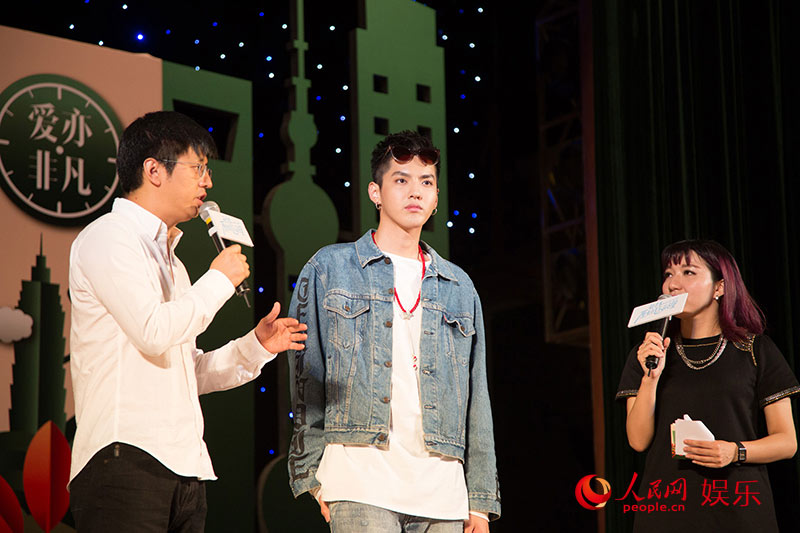 吴亦凡现身广州宣传《致青春2》 称最难忘高中戏份【组图】
