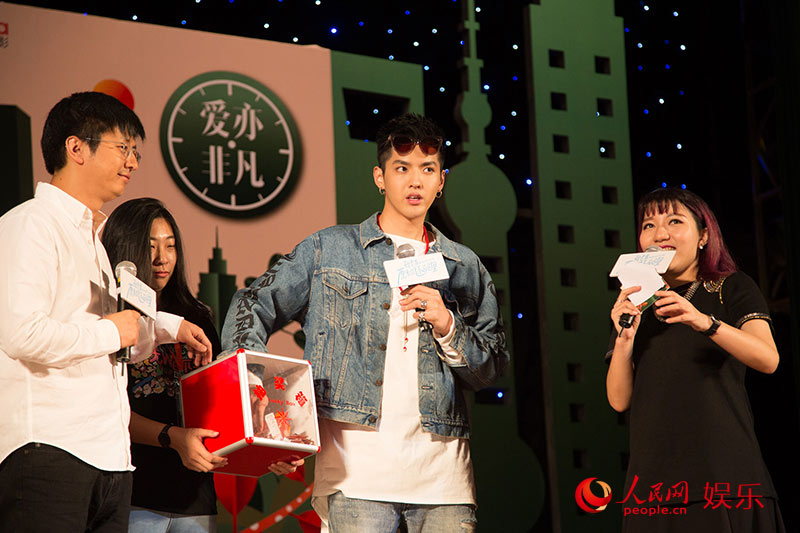 吴亦凡现身广州宣传《致青春2》 称最难忘高中戏份【组图】