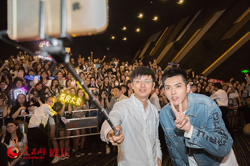 吴亦凡现身广州宣传《致青春2》 称最难忘高中戏份【组图】