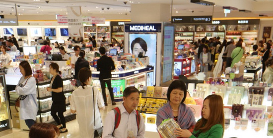 中国游客在首尔购物场景（网页截图）