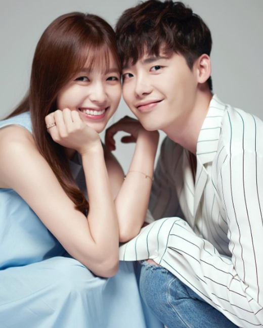 《W》李钟硕韩孝周情侣写真 甜蜜相拥笑容动人【组图】