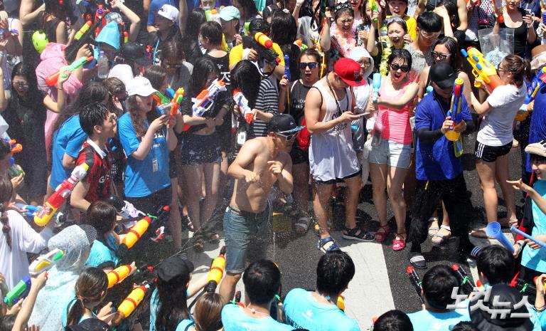 夏日狂欢！韩国首尔“水枪大战”嗨翻天【组图】
