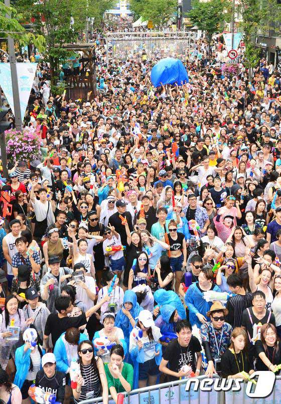 夏日狂欢！韩国首尔“水枪大战”嗨翻天【组图】