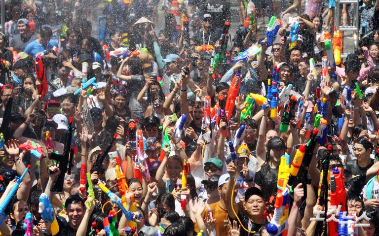 夏日狂欢！韩国首尔“水枪大战”嗨翻天【组图】