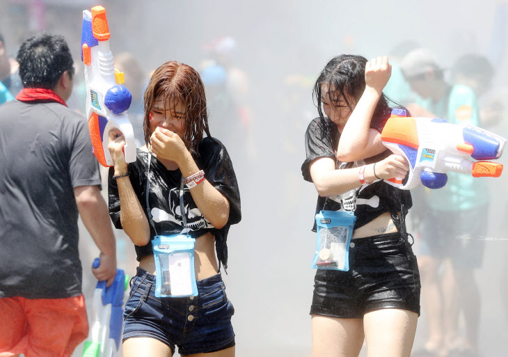夏日狂欢！韩国首尔“水枪大战”嗨翻天【组图】