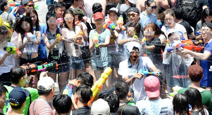 夏日狂欢！韩国首尔“水枪大战”嗨翻天【组图】