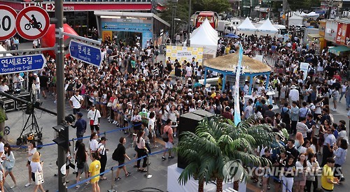 韩国：宋仲基助阵“新村啤酒节” 人山人海盛况空前（组图）