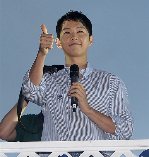 韩国：宋仲基助阵“新村啤酒节” 人山人海盛况空前（组图）