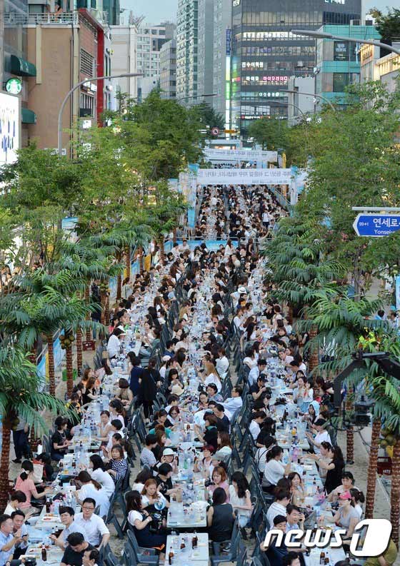 韩国：宋仲基助阵“新村啤酒节” 人山人海盛况空前（组图）