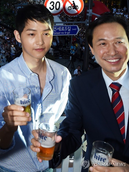 韩国：宋仲基助阵“新村啤酒节” 人山人海盛况空前（组图）