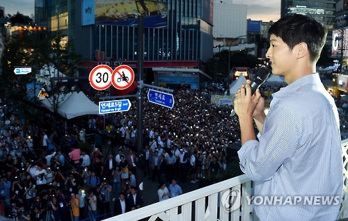 韩国：宋仲基助阵“新村啤酒节” 人山人海盛况空前（组图）