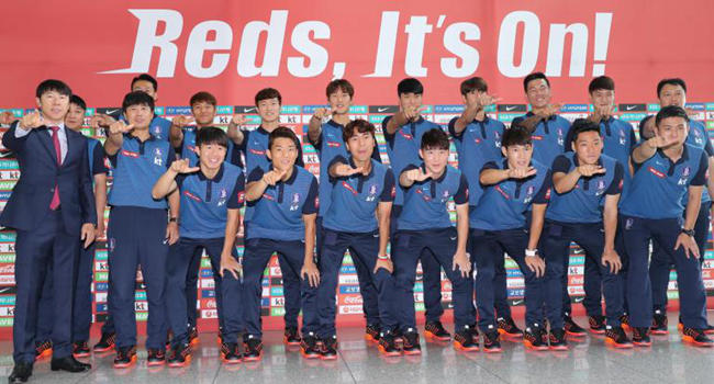 18日，韩国男足通过仁川国际机场前往巴西参加里约奥运会。