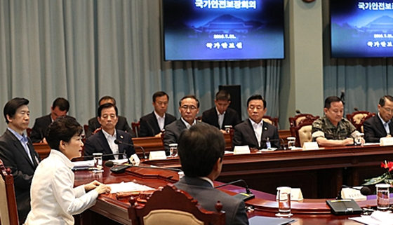 “萨德”部署在韩国遭抗议 朴槿惠称不会因反对而动摇