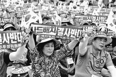 7月21日，星州民众手持“誓死反对部署‘萨德’”横幅抗议。本报记者 陈尚文摄