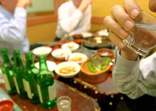 韩5个月烧酒销16亿瓶 酒文化背后“隐忧”多
