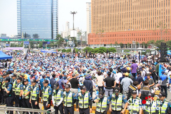 萨德部署地数千民众在首尔火车站示威，反对萨德部署