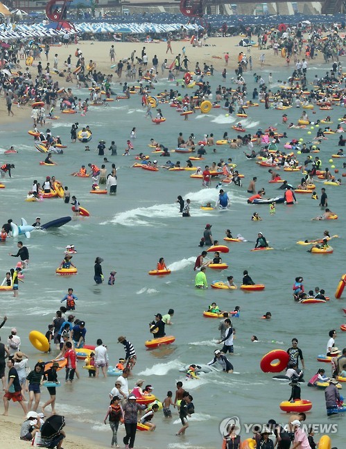 下饺子！热浪袭韩 海云台海水浴场迎大批游客【组图】