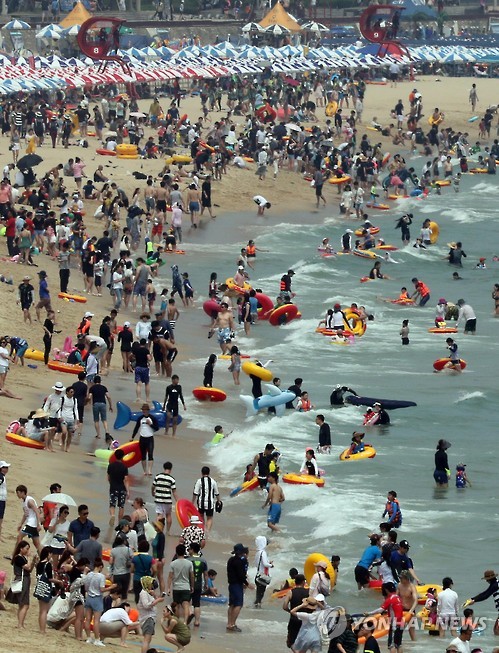 下饺子！热浪袭韩 海云台海水浴场迎大批游客【组图】