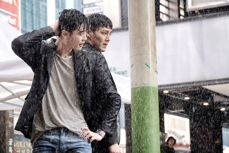 李钟硕上演雨中打戏 《W-两个世界》公开最新剧照【组图】