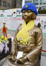 图为首尔的日本大使馆前象征慰安妇问题的少女像