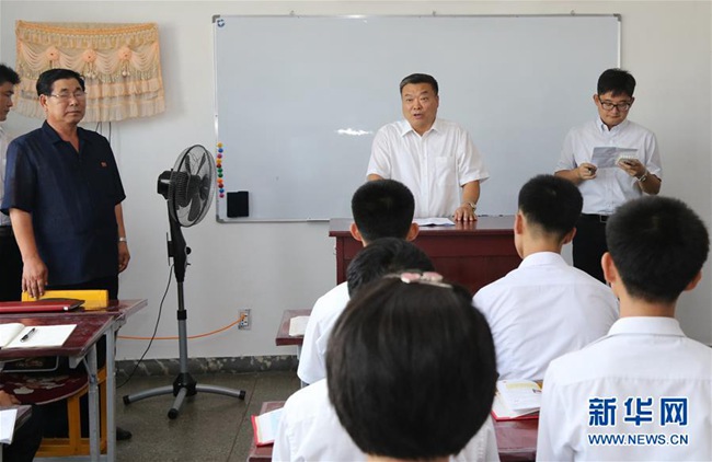 7月25日，在朝鲜平壤的东平壤第一中学，中国驻朝鲜大使李进军（右二）向“毛泽东班”的学生们讲话