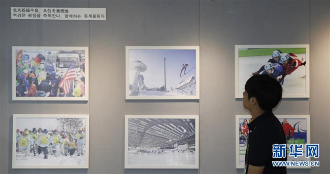 7月26日，一名参观者观看图片展。