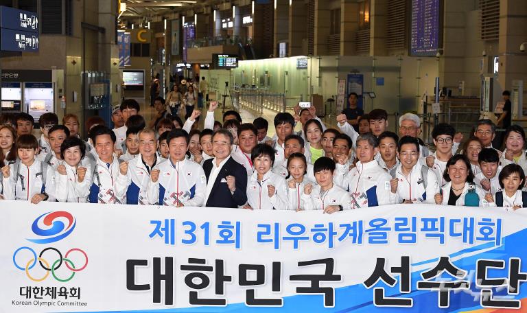 韩国体育代表团在乘机前合影留念。（图片来源：nocutnews）