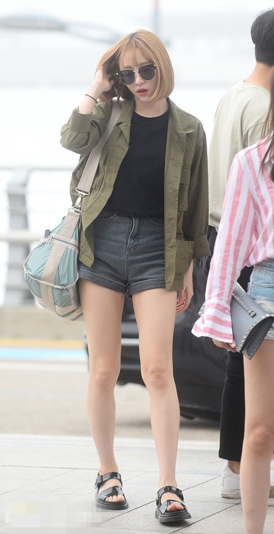 韩女团EXID成员Hani现身机场 墨镜热裤散发率性魅力【组图】