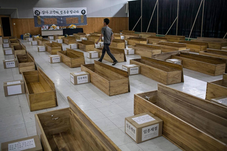 自杀率居高不下 韩国政府出奇招办“假死体验”【组图】