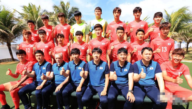 韩国国奥队全体成员教练员合影留念。