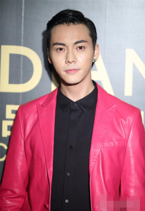 李忠硕张艺兴朴宝剑李易峰杨洋 中韩男神也爱粉红色【组图】