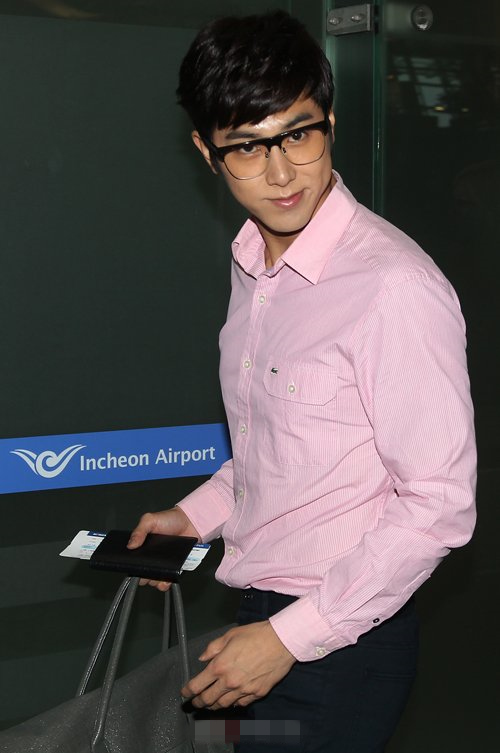 李忠硕张艺兴朴宝剑李易峰杨洋 中韩男神也爱粉红色【组图】