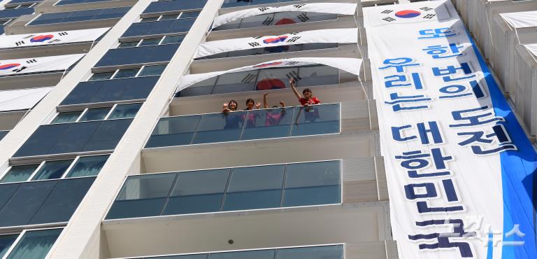 太极旗飘扬：韩国国旗和宣传条幅悬挂里约奥运村 为运动员加油助威【组图】