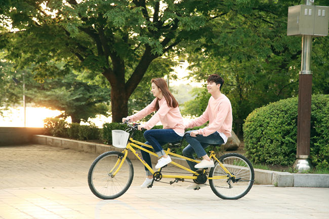 李钟硕韩孝周一起骑情侣单车。