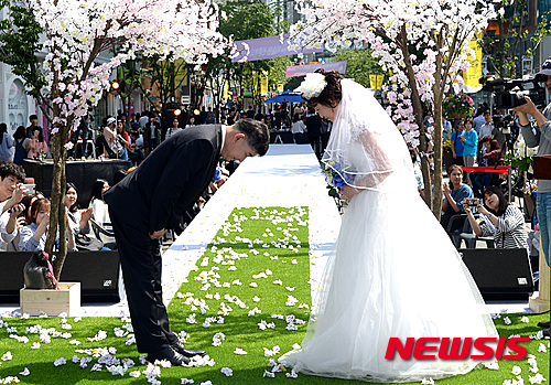 调查：韩国人初婚年龄男36岁 女33岁