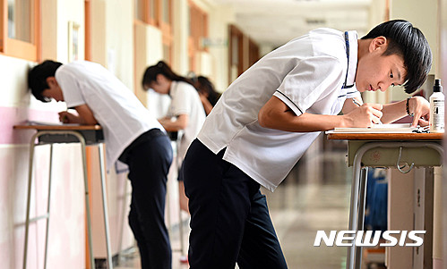 韩国高考倒计时：考生紧张备考 家长虔诚祈祷【组图】