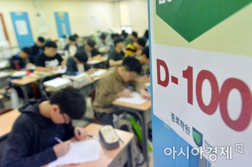 韩国高考倒计时：考生紧张备考 家长虔诚祈祷【组图】