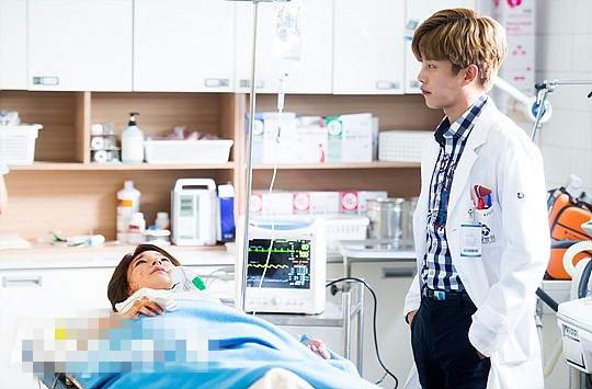 《Doctors》朴信惠美出新高度 拍摄现场卖萌搞笑 【组图】