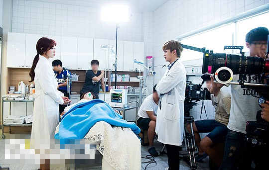 《Doctors》朴信惠美出新高度 拍摄现场卖萌搞笑 【组图】