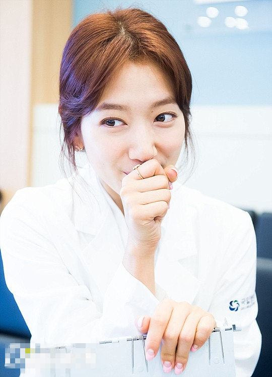 《Doctors》朴信惠美出新高度 拍摄现场卖萌搞笑 【组图】