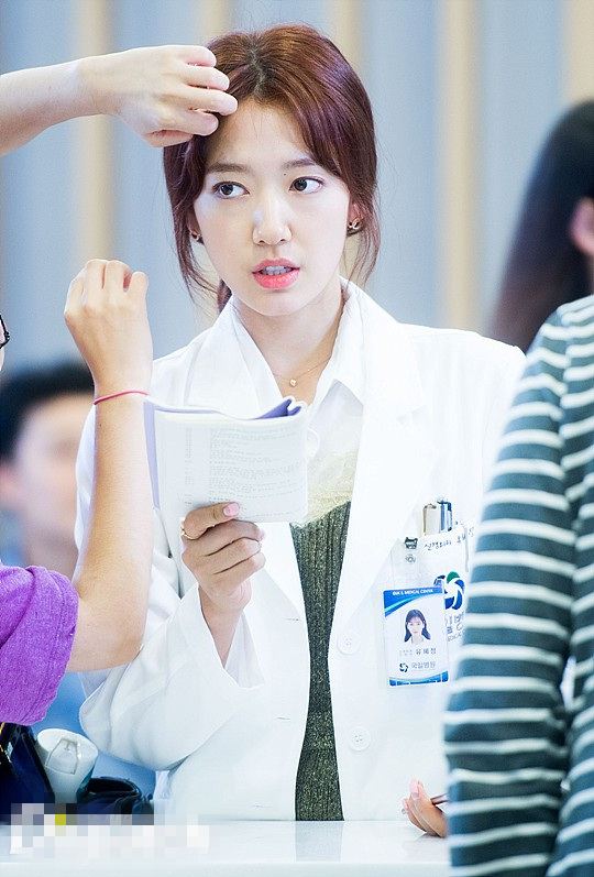 《Doctors》朴信惠美出新高度 拍摄现场卖萌搞笑 【组图】